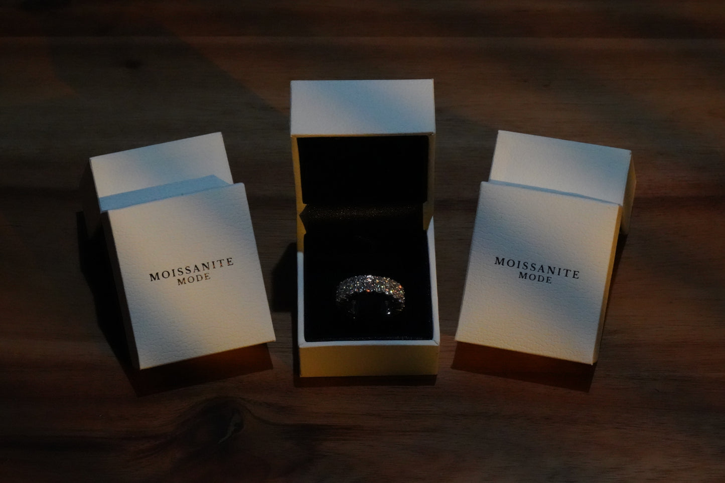 Moissanit Ring in einer Weißen Klappschachtel