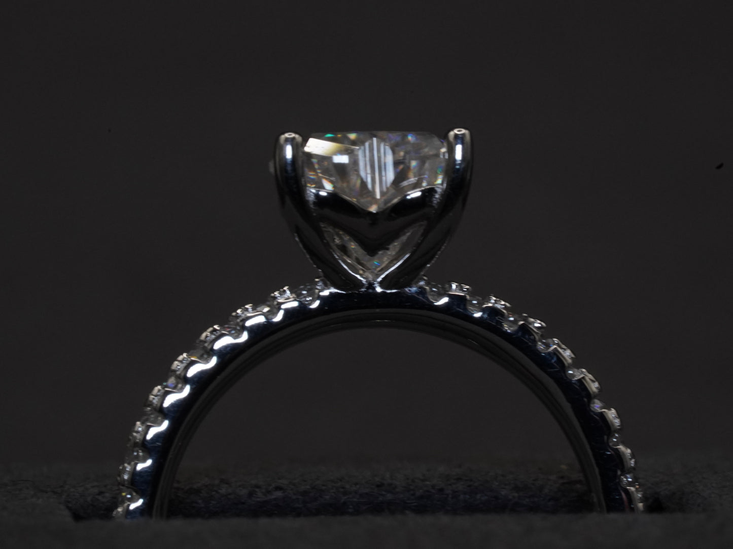 Moissanite Herz Stein Ring im Halter von der Seite, perfekt als Verlobungsring