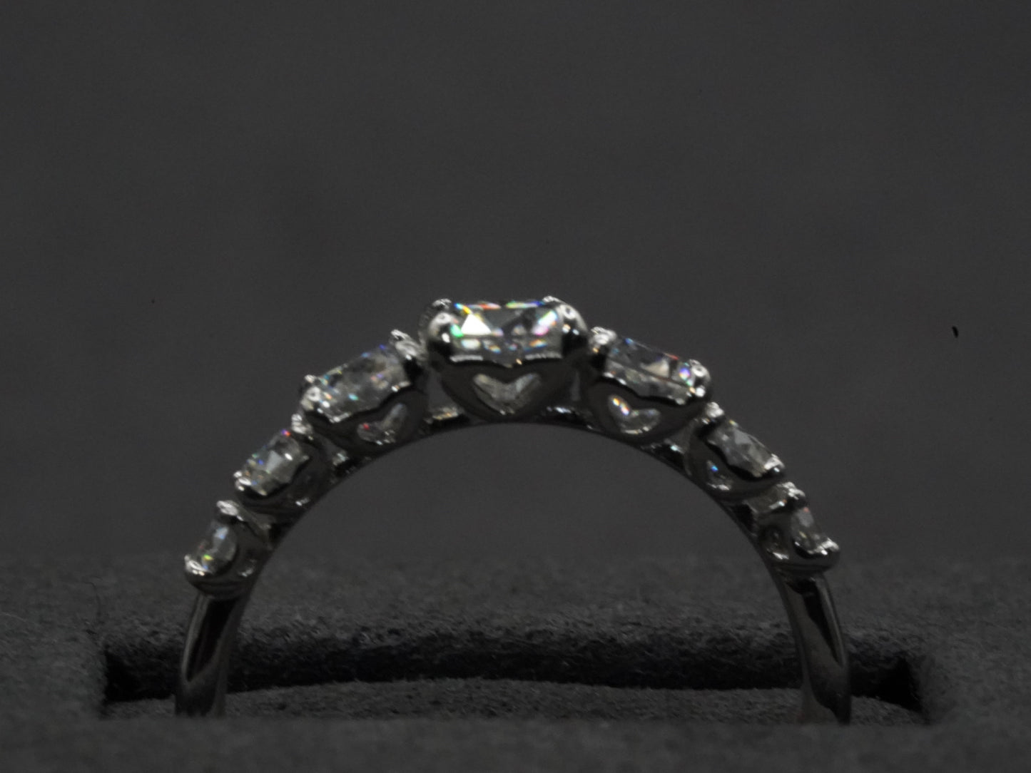 im ring sind seitlich herze verstäckt wodurch er perfect für Verlobungen oder Hochzeiten ist und dennoch günstig