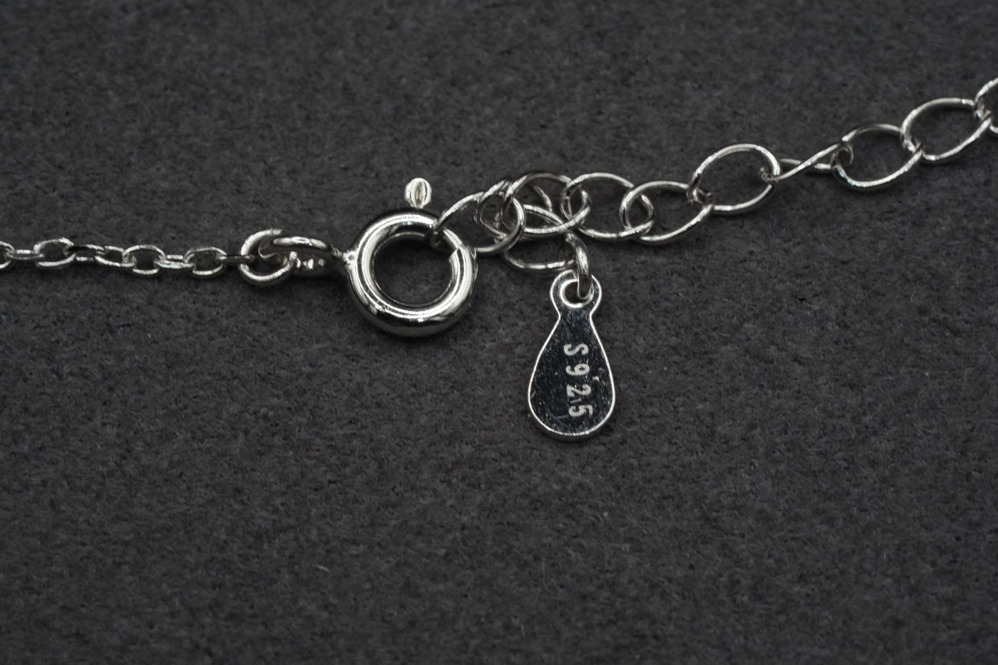 Der Federverschluss und der S925 Stempel für Sterling Silber 925