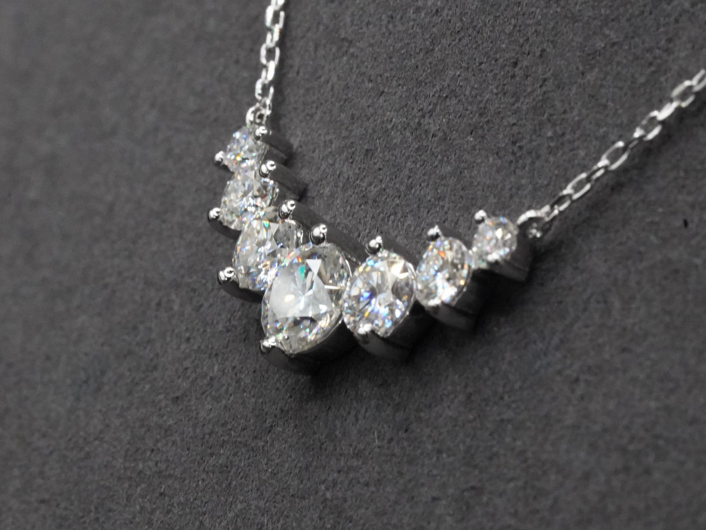 Seitliches foto des Moissanite Anhängers an der Silber Kette für Herren und Damen