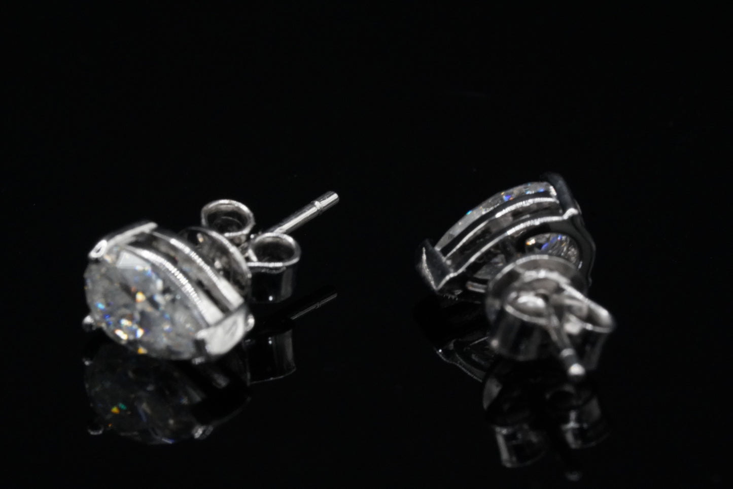 Vorder und Rückseite der Silber Ohrringe mit Butterfly verschluss, das perfekte Geschnek