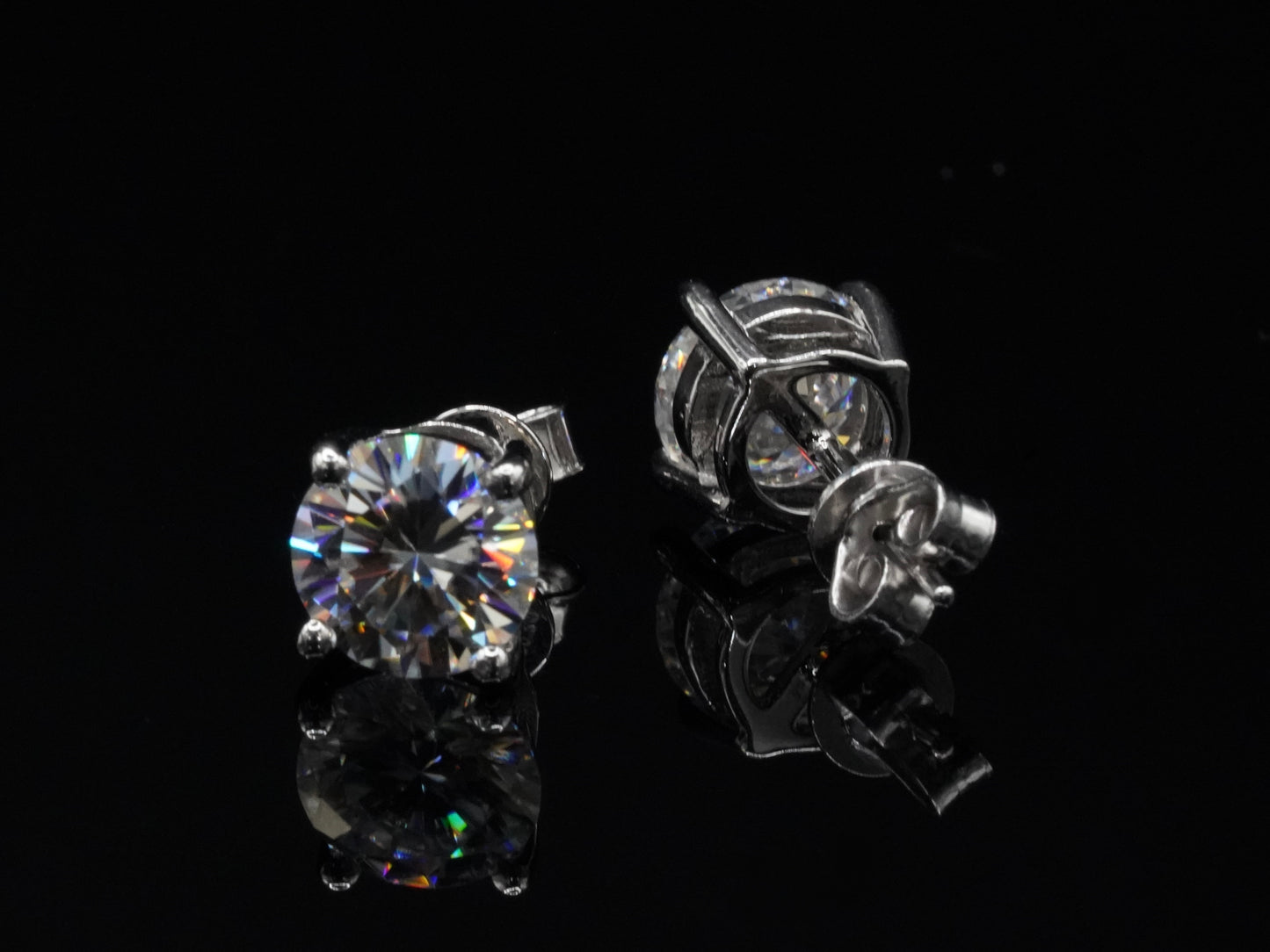 Vorder und Rückseite der Moissanite Ohrringe aus Silber mit super glantz