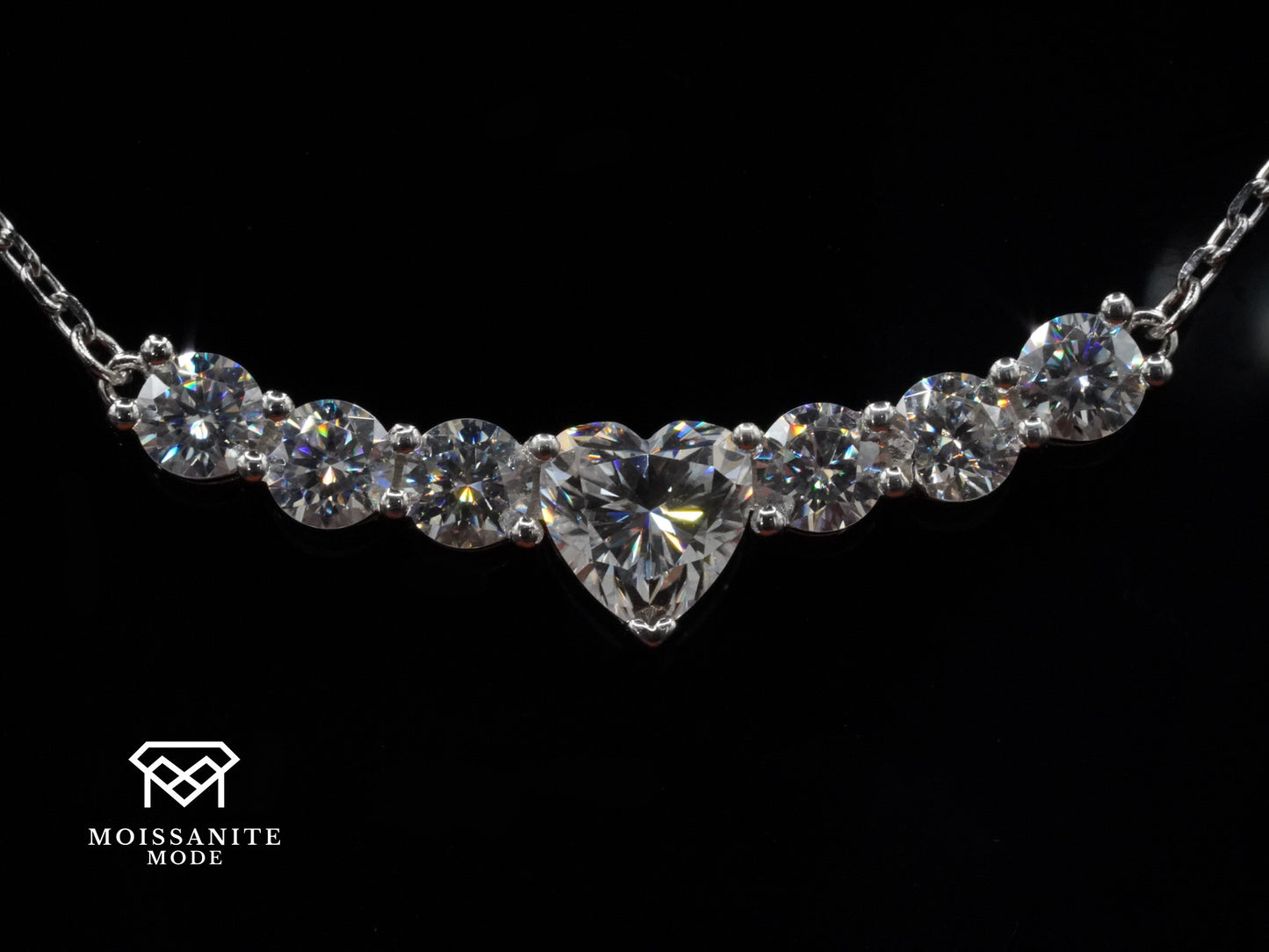 Moissanite Kette mit Herz Stein und runden Moissaniten