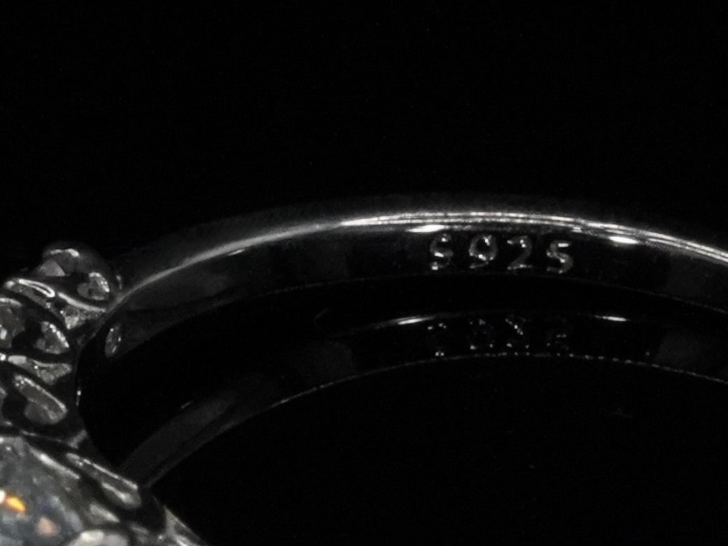 Auf dem Ring ist ein Stempel mit S925 welche für Sterling Silber 925 Steht