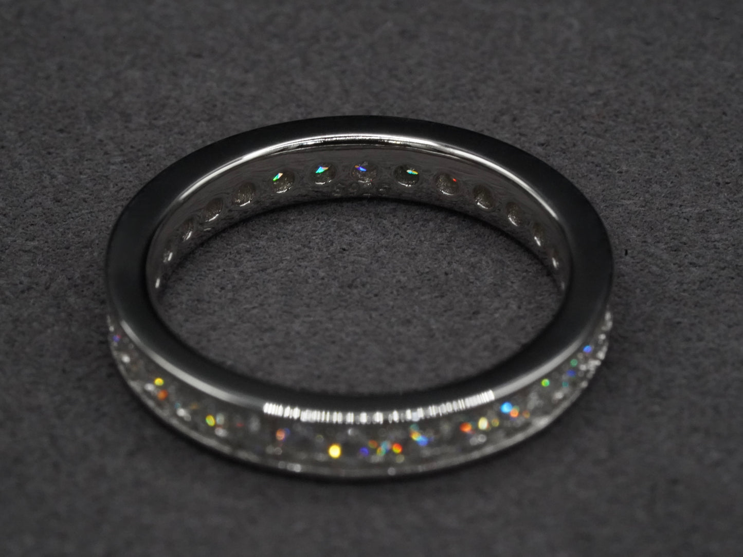 Der Ring liegt flach da und ist perfekt als Verlobungs oder Hochzeits Ring geeignet