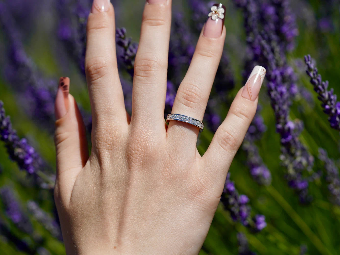 Moissanit Eternity-Ring 2 mm mit Rand aus 925 Silber – getragen vor Lavendel