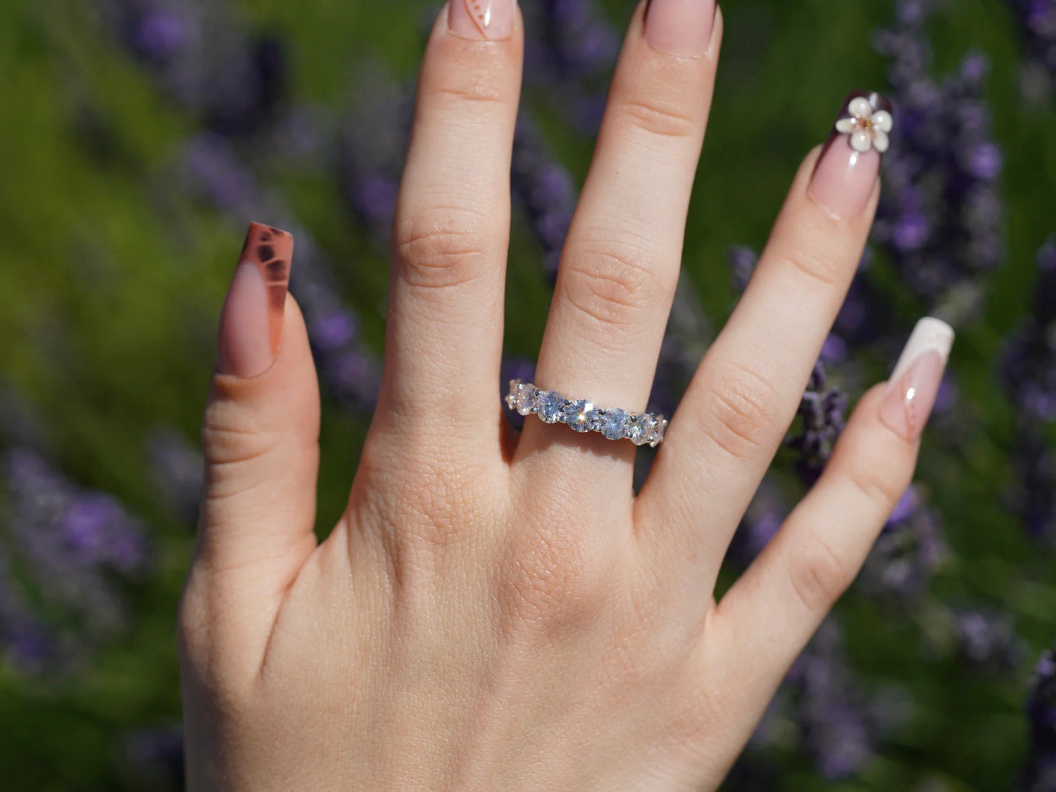 Moissanite Eternity-Ring 925 Silber mit 5mm Steinen – getragen im Lavendelfeld bei Sonnenlicht