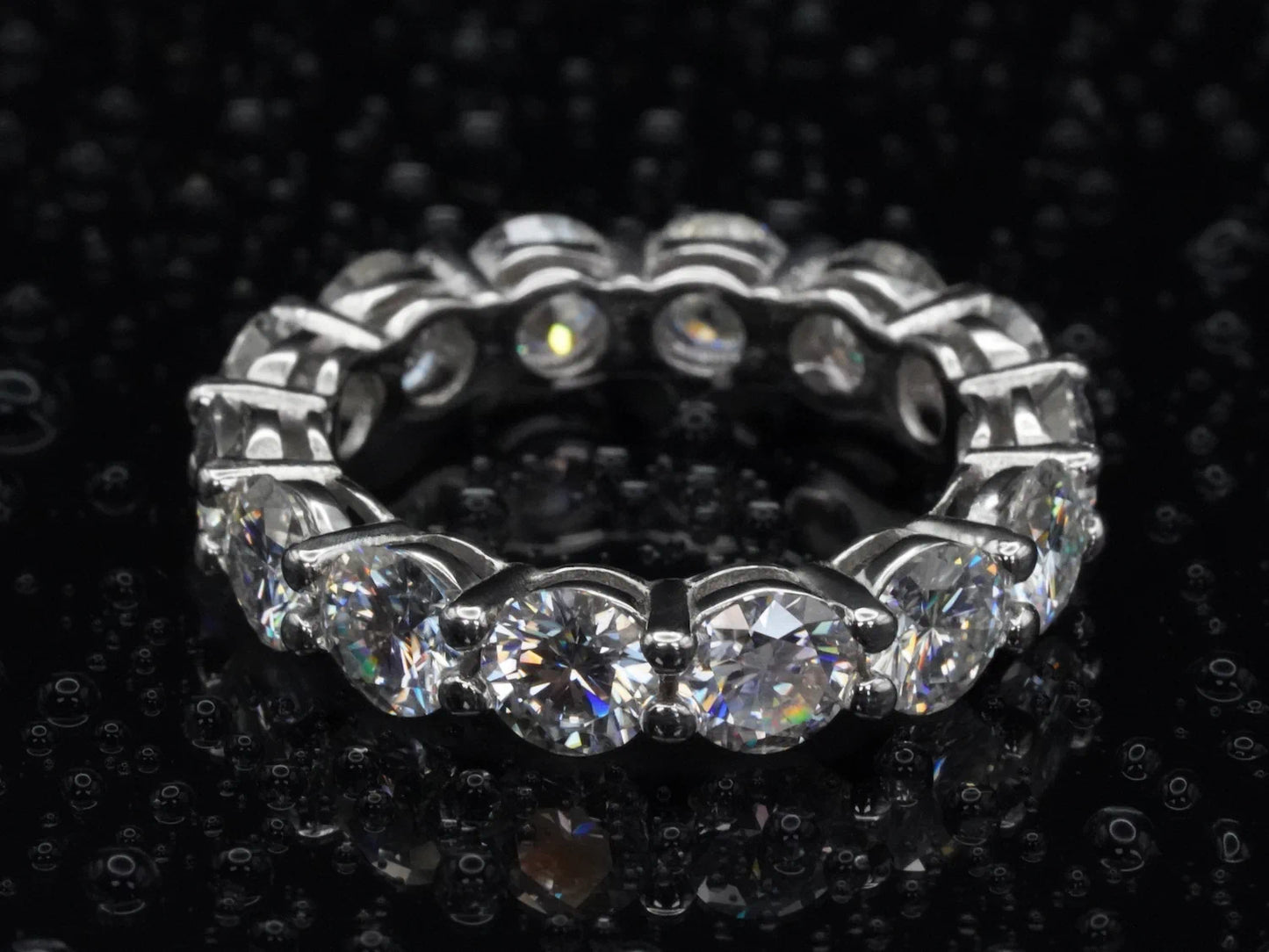Draufsicht auf den Moissanite Eternity-Ring – 5 mm Steine, symmetrisch gefasst in 925 Sterling Silber, gleichmäßige Rundfassung mit starkem Lichtspiel