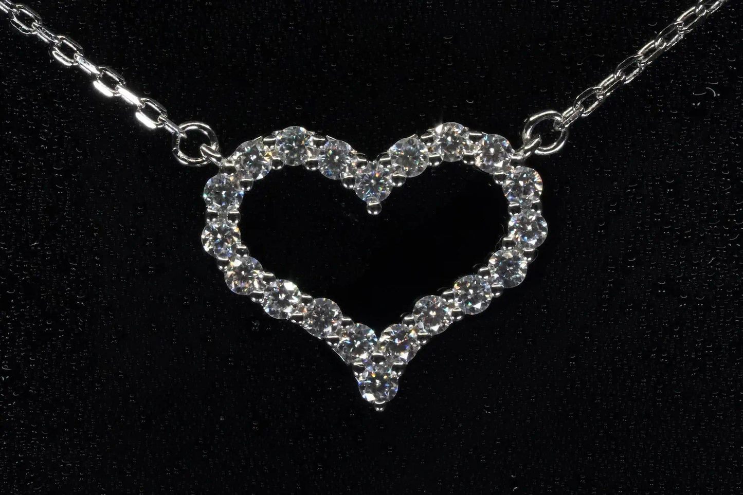 Moissanite-Herzkette mit 2 mm Steinen – frontal fotografiert, 925 Sterling Silber mit herzförmigem Brillantschliff-Anhänger für romantische Eleganz