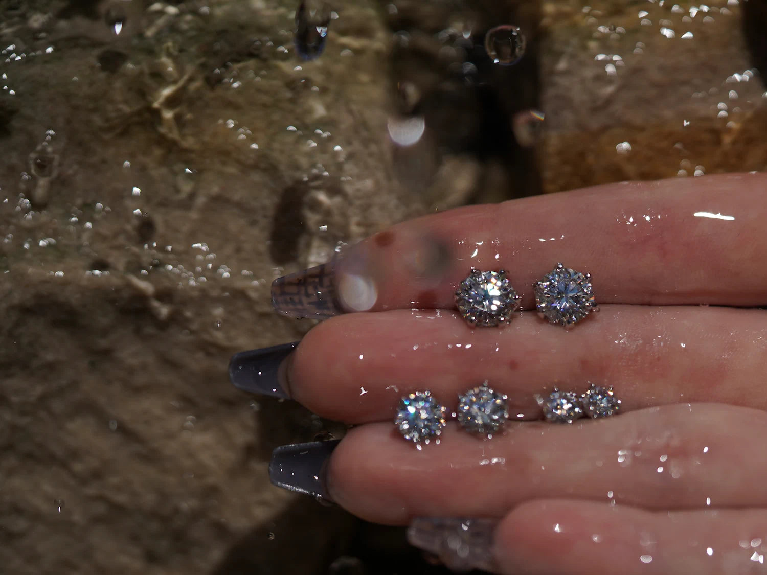 Klassische Moissanite Ohrstecker vor Sandstein – 6-Zinken-Fassung, Sterling Silber mit Weißgold, klare Formen und starke Brillanz für stilvollen Moissanite Schmuck.