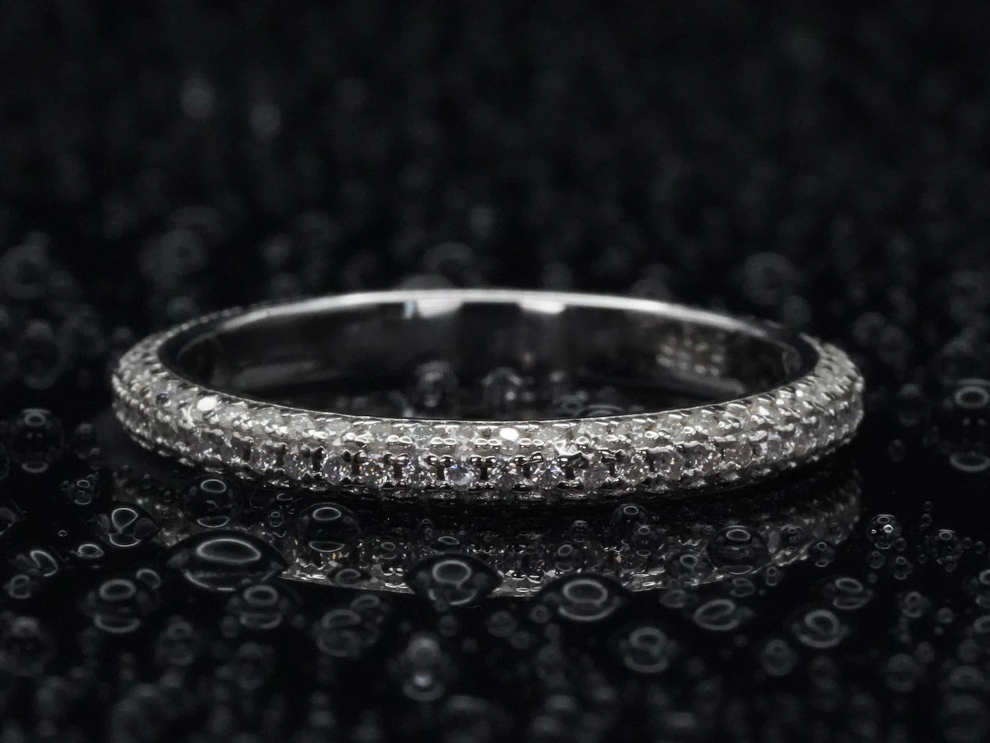 Moissanite Pavé-Ring mit 1 mm kleinen Steinen – frontal fotografiert, zeigt gleichmäßige Pavé-Fassung in 925 Sterling Silber mit funkelndem Brillantschliff