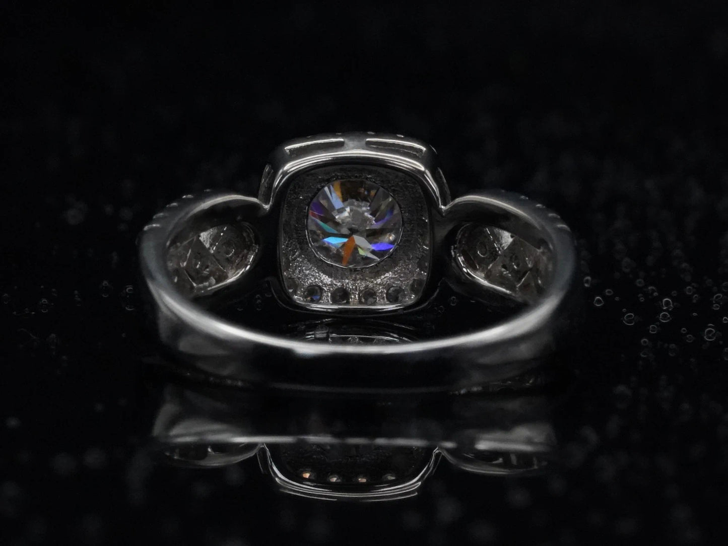 Rückansicht des Moissanite-Rings – glatte Ringschiene aus 925 Sterling Silber ohne weitere Verzierung, schlicht und hochwertig verarbeitet