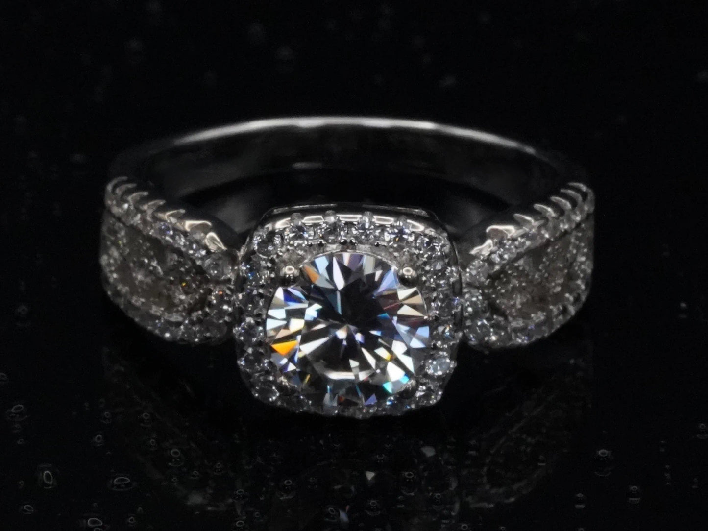 Draufsicht auf Moissanite-Ring mit 1 ct – zentraler Brillantschliff auf symmetrischer Silberringschiene, klassische Anordnung