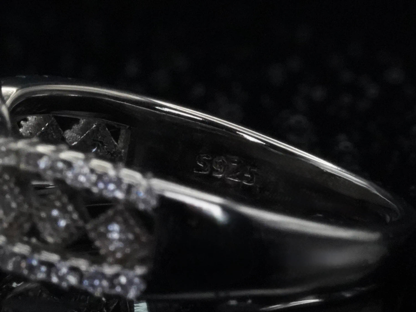 925 Silber-Stempel im Inneren des Rings – Kennzeichnung für hochwertigen Solitär-Ring mit 1 ct Brillant in Moissanite-Fassung