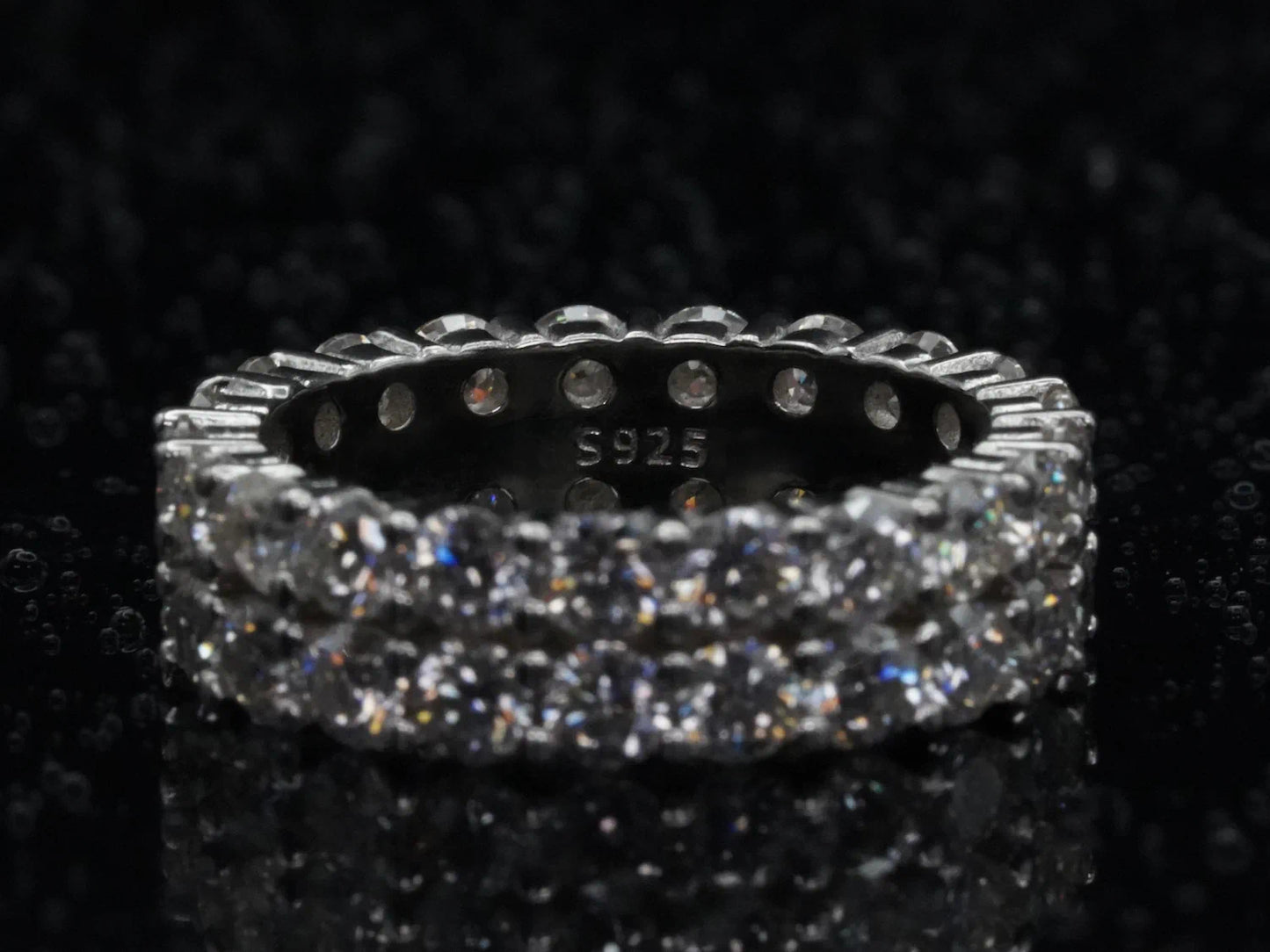 Detailaufnahme des 925-Stempels im zweireihigen Moissanite-Ring – Qualitätsmerkmal auf der Innenseite