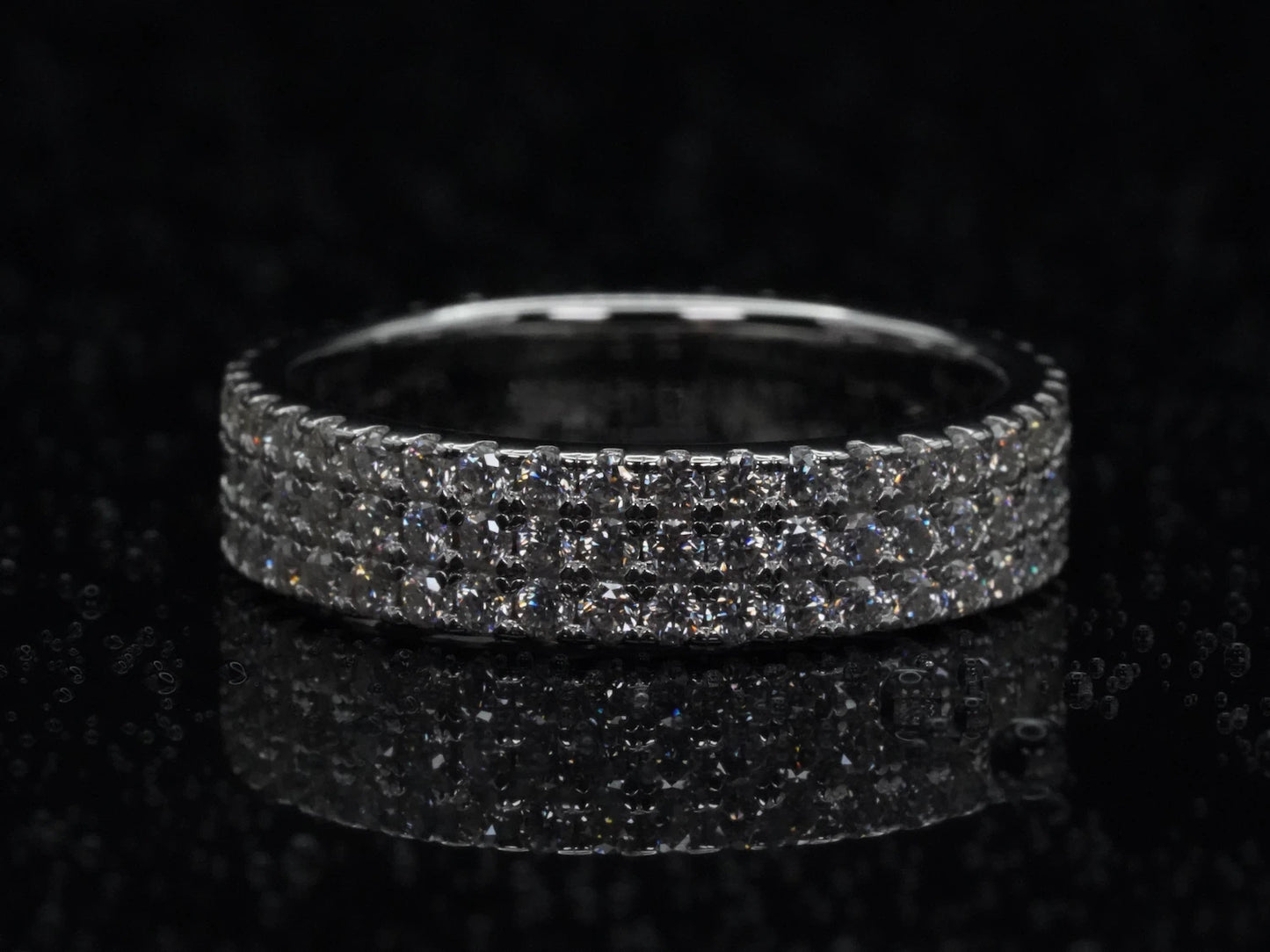 Moissanite Eternity-Ring mit drei Reihen – frontal fotografiert, 925 Sterling Silber mit dreifach gesetzten Brillantschliffen für intensive Lichtreflexion