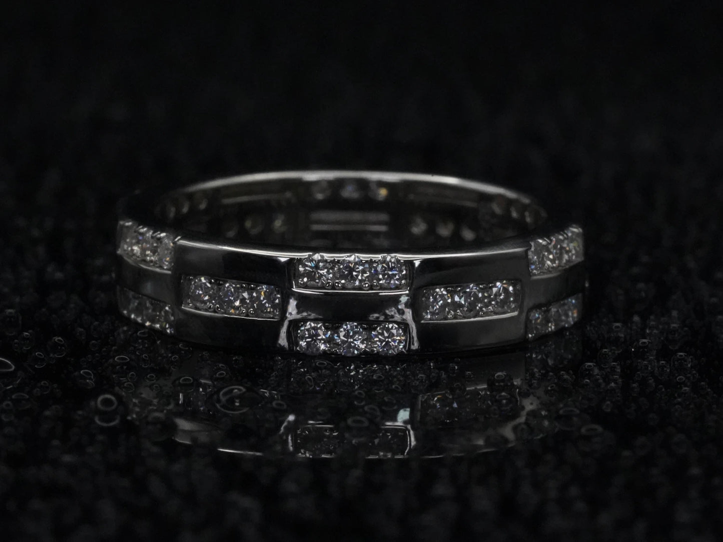 Moissanite-Ring mit Musterstruktur – frontal fotografiert, 925 Sterling Silber mit mittig gefasstem Brillantschliff und fein gearbeiteter Oberflächenstruktur
