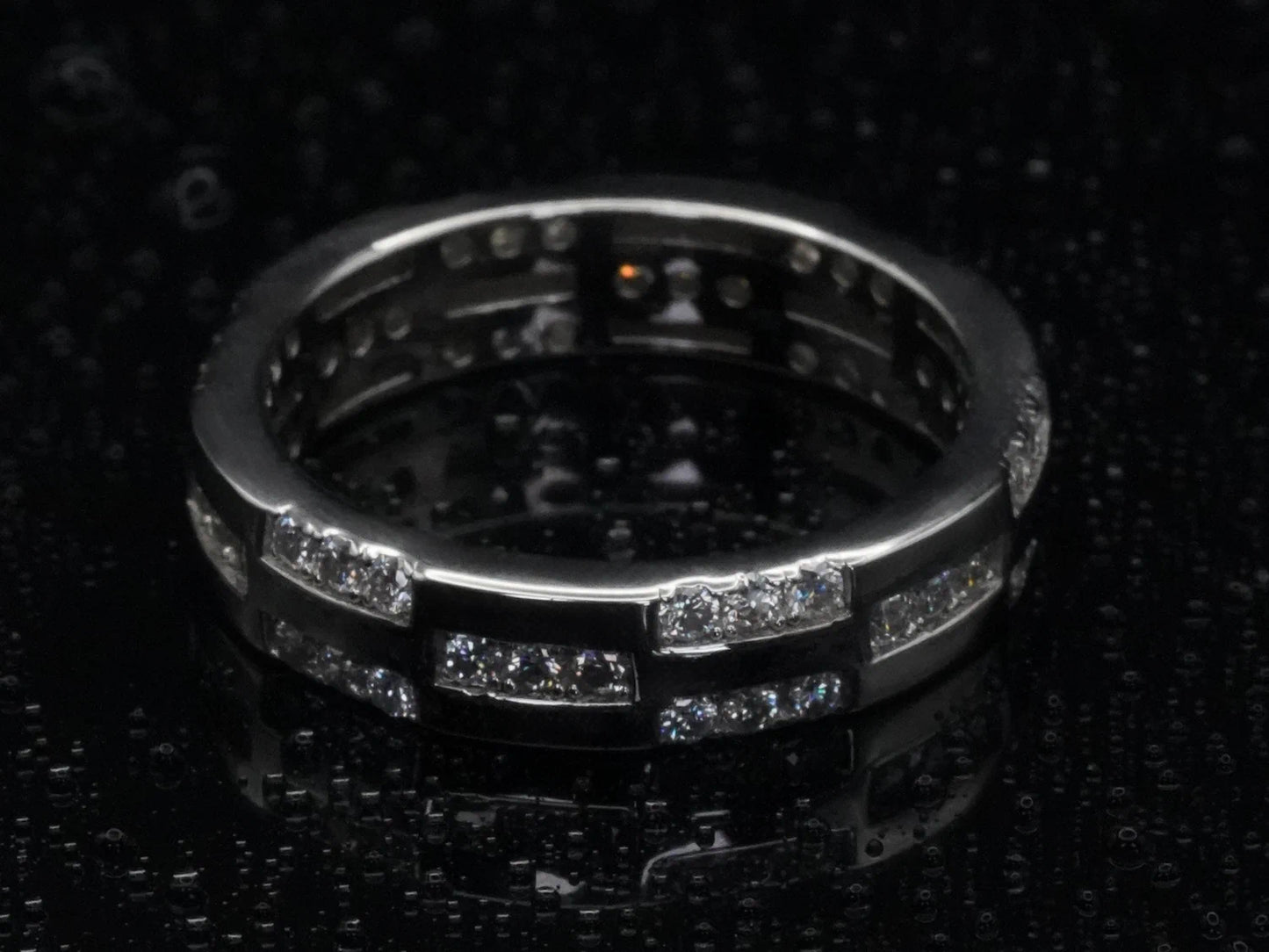 Draufsicht auf den strukturierten Moissanite-Ring – zentraler Brillantschliff und symmetrische Musterung entlang der 925 Silberringschiene