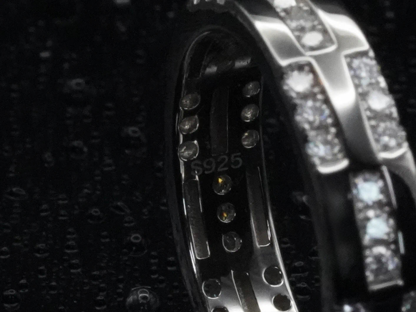 Moissanite-Ring mit Musterstruktur stehend fotografiert – zeigt zentral gefassten Brillantschliff sowie gut sichtbaren 925 Silber-Stempel auf der Innenseite der Ringschiene, hochwertig verarbeitetes Strukturdesign