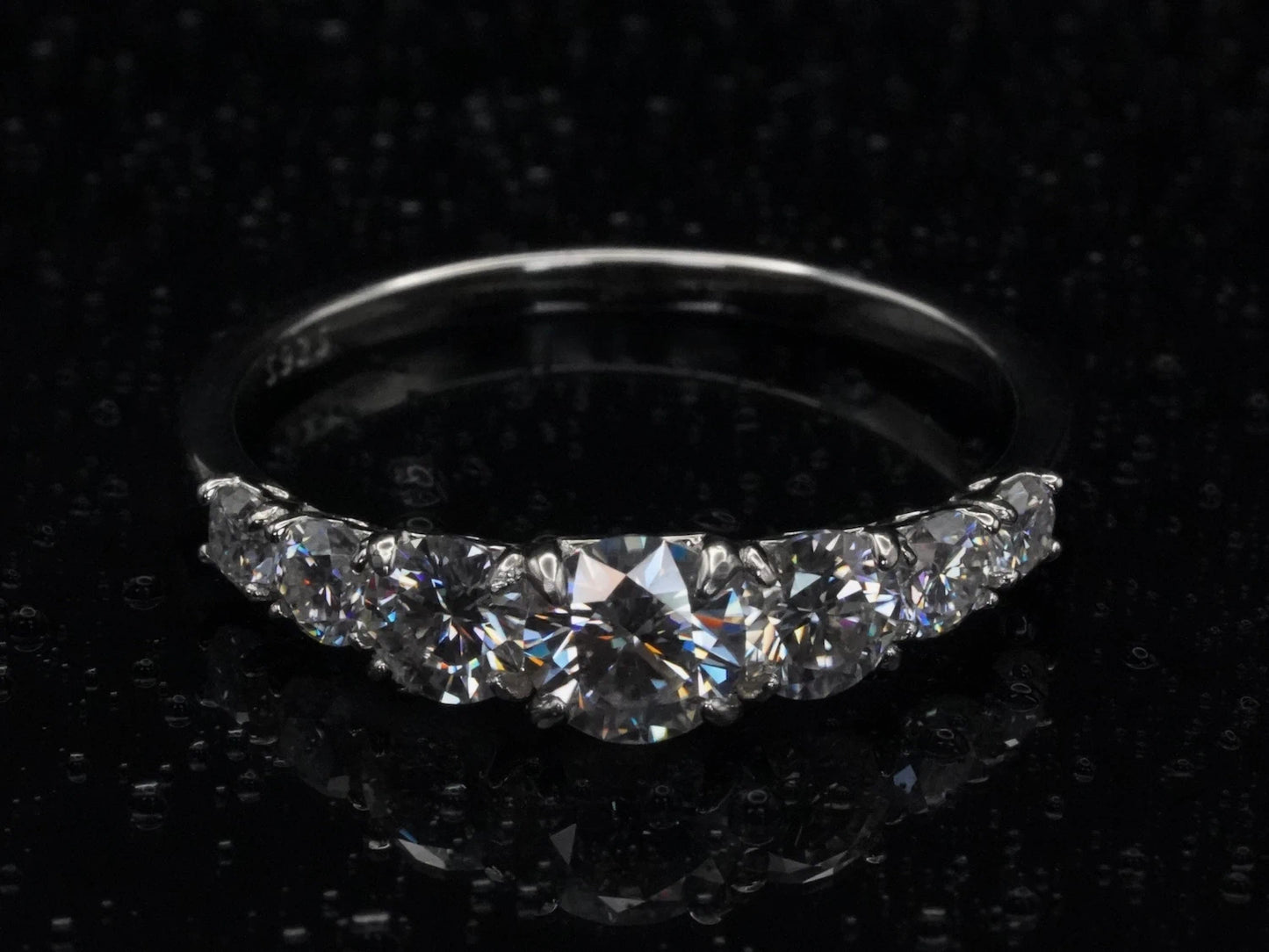 Draufsicht auf den Moissanite-Ring mit Größenverlauf – symmetrisch ansteigende Brillantschliffe von außen zur Mitte auf 925 Silber gefasst