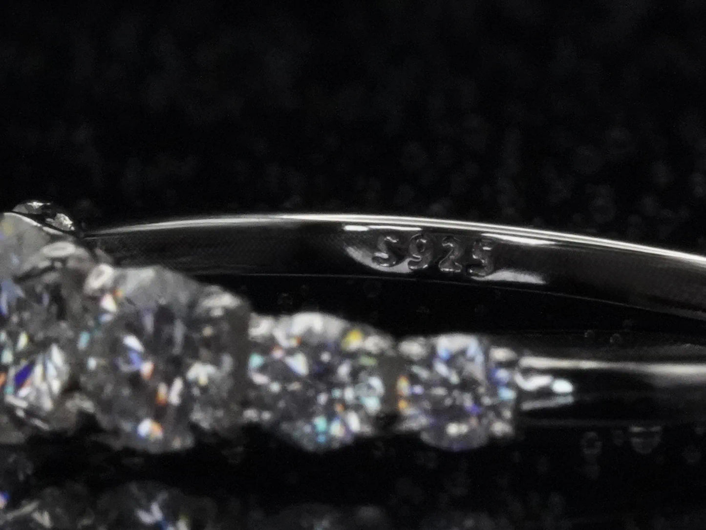 925 Silber-Stempel im Inneren der Ringschiene – Qualitätsmerkmal für echten Silberschmuck mit verlaufendem Moissanite-Besatz