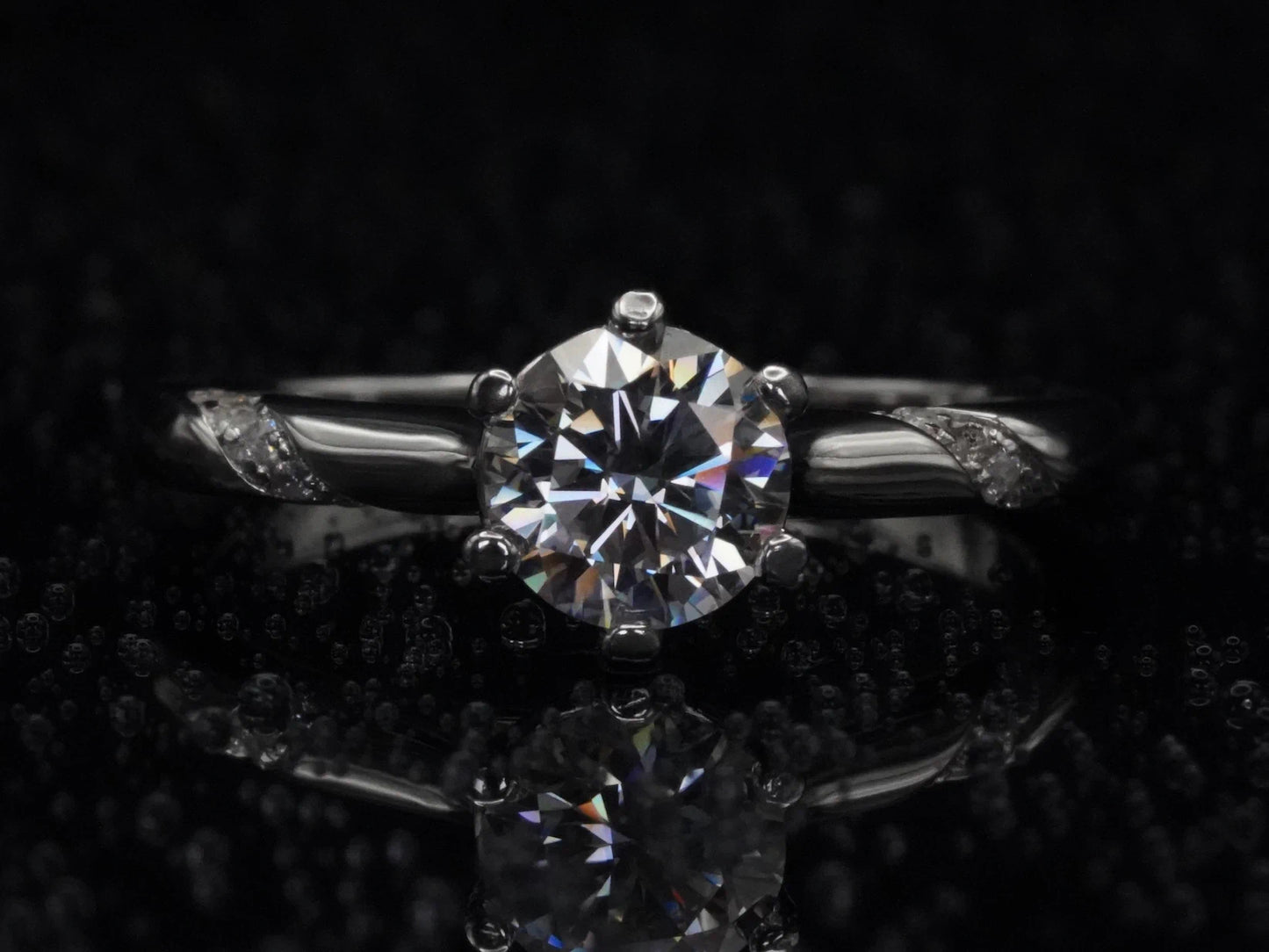 Moissanite Solitär-Ring mit 1 ct Stein – frontal fotografiert, 925 Sterling Silber mit zentral gefasstem Brillantschliff im klassischen Solitär-Design