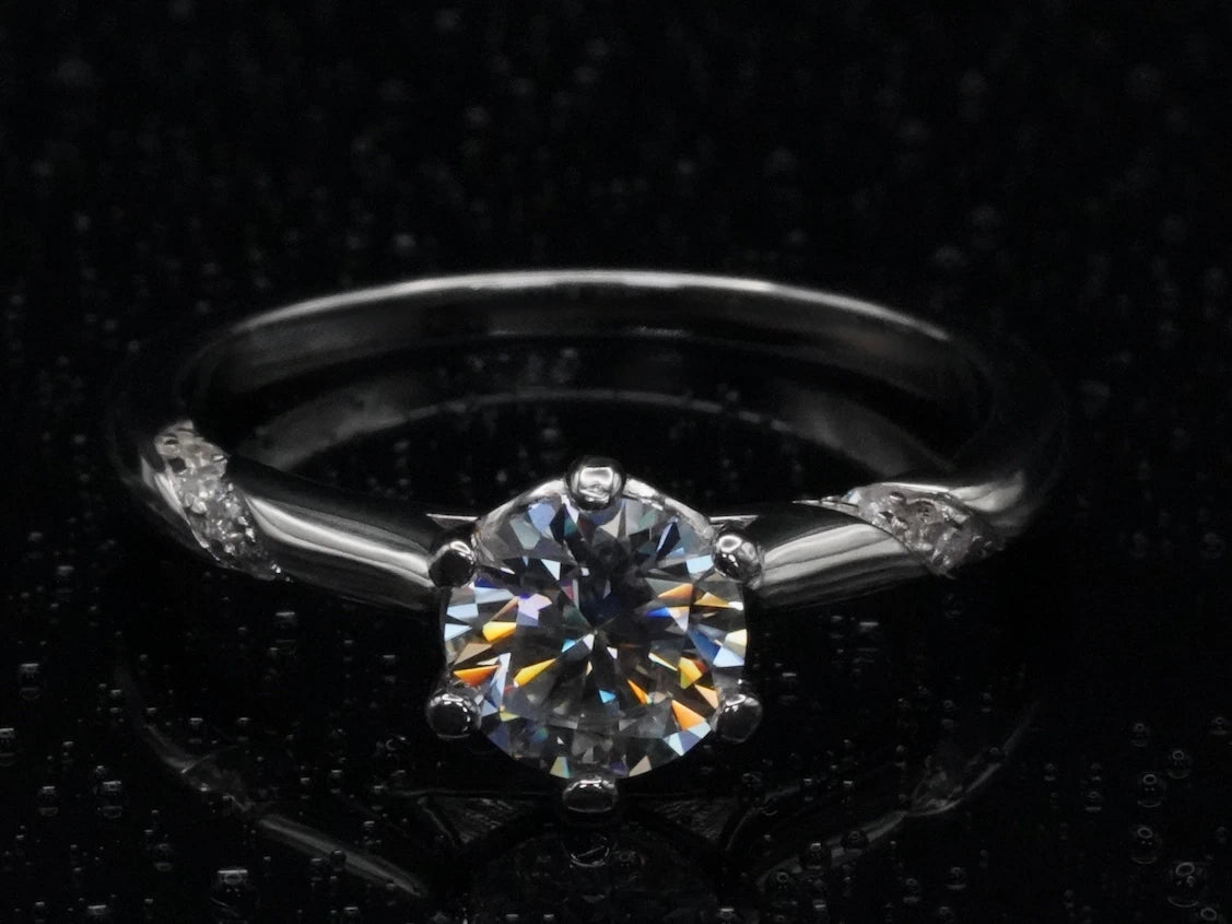 Draufsicht auf den Moissanite Solitär-Ring – 1 ct Brillantschliff zentral gefasst, symmetrisch eingebettet auf filigraner Ringschiene aus 925 Silber