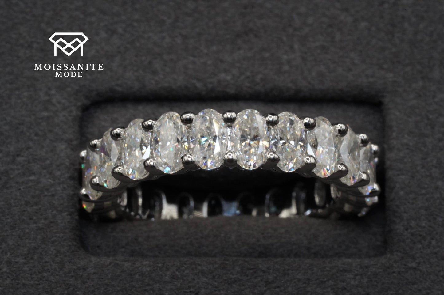 Der Silber Ring im Halter mit den Moissaniten in die Kamera
