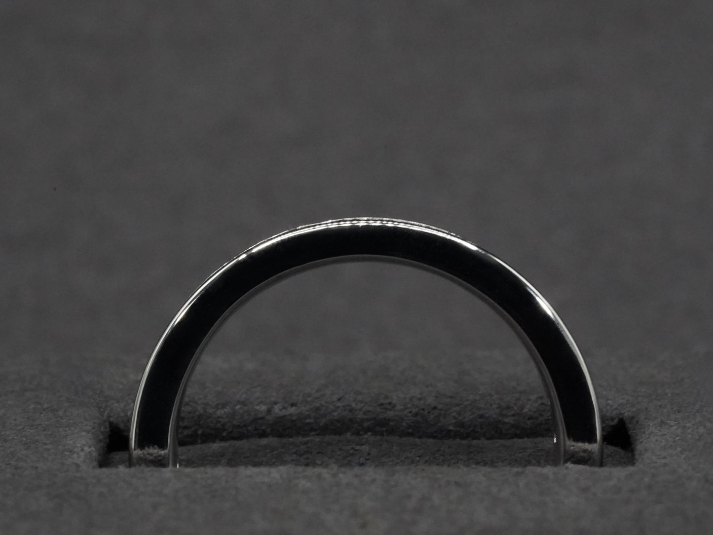Seitliche ansicht des Ring, welcher perfect zum verschenken ist zu jedem anlass