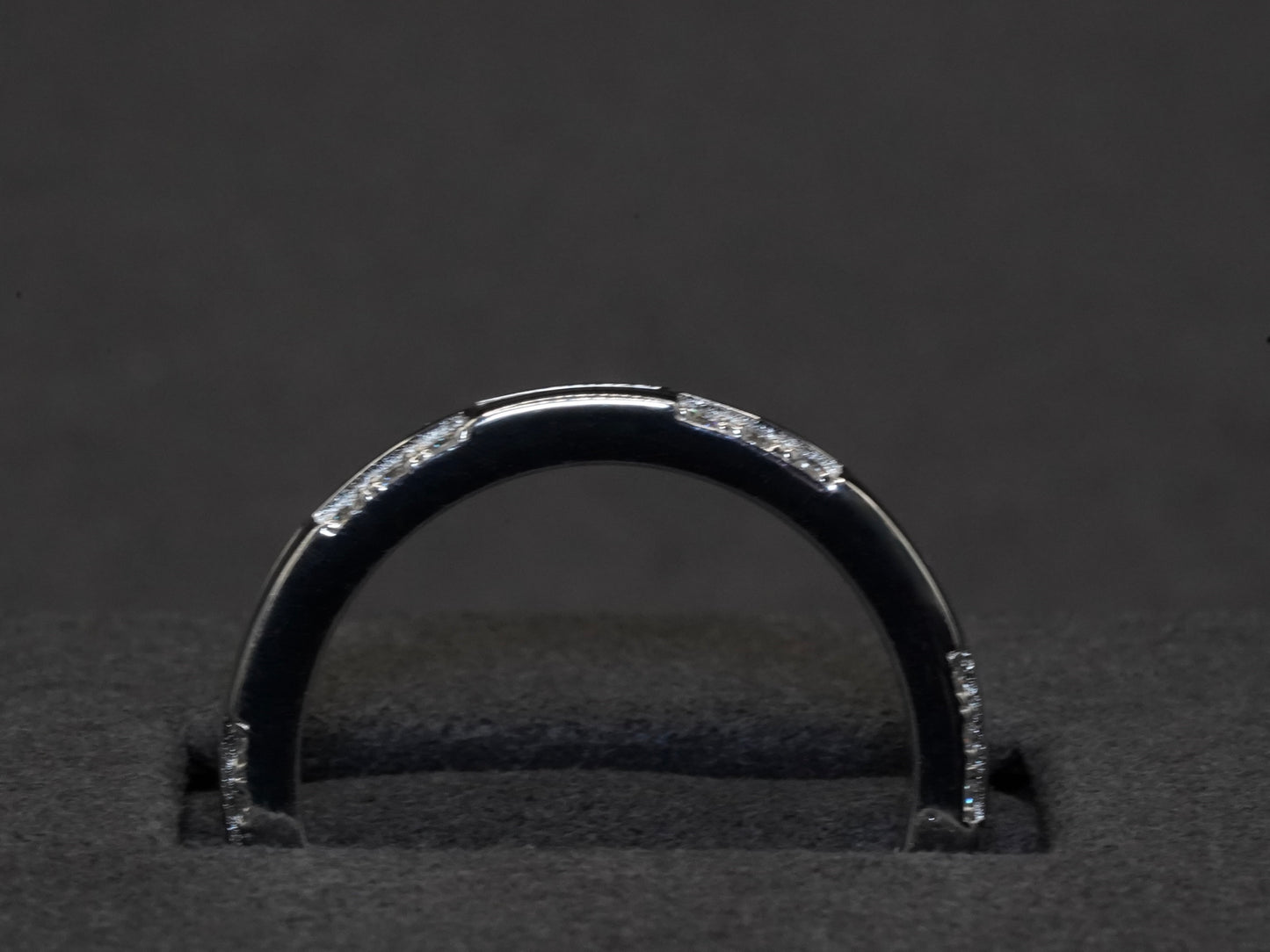 Moissaniten Ring im Halter mit seitlichen Moissaniten, das perfecte geschenk