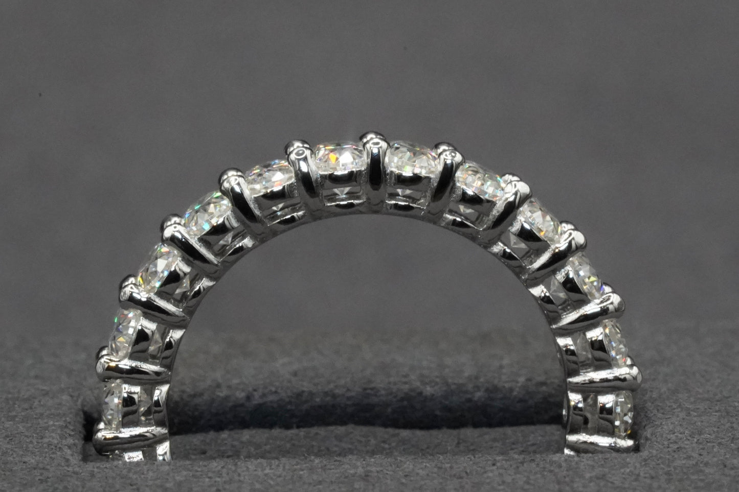 Der Moissanite Sterling Silber Ring sieht von der Seite genau so gut aus