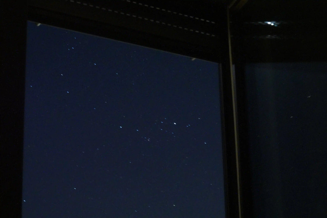 Sternenhimmel bei Nacht aus dem Fernster