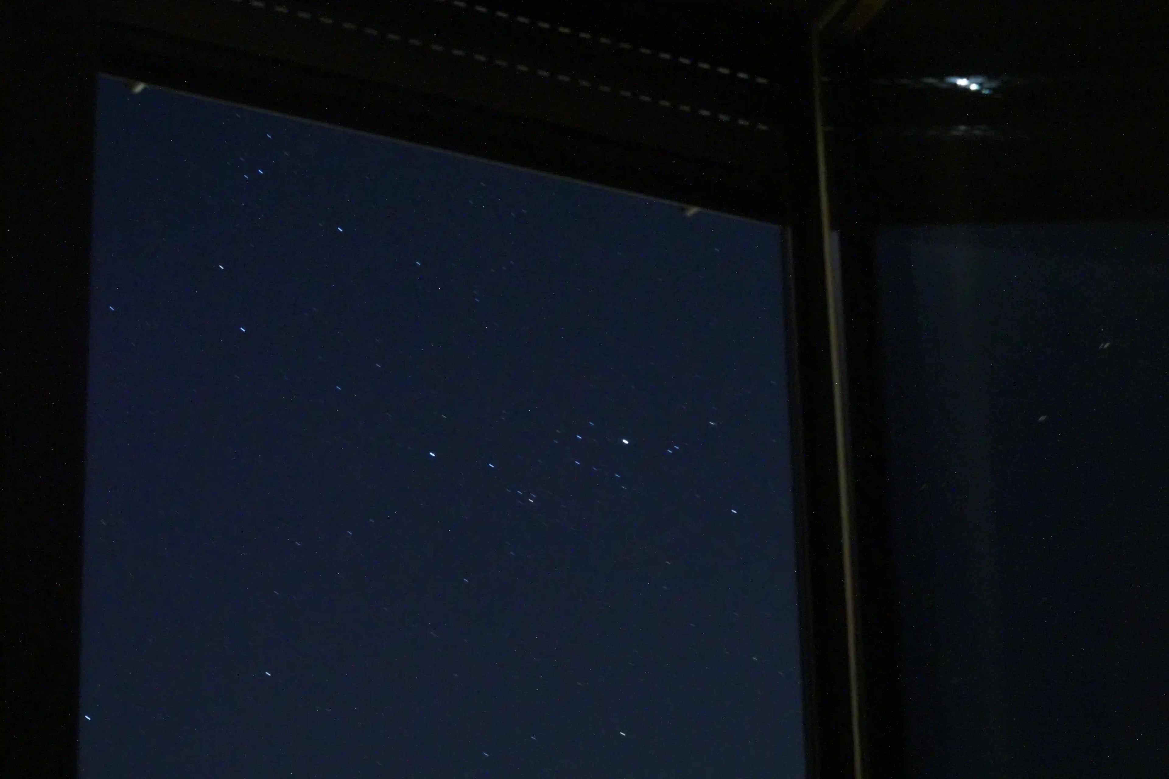 Sternenhimmel bei Nacht aus dem Fernster