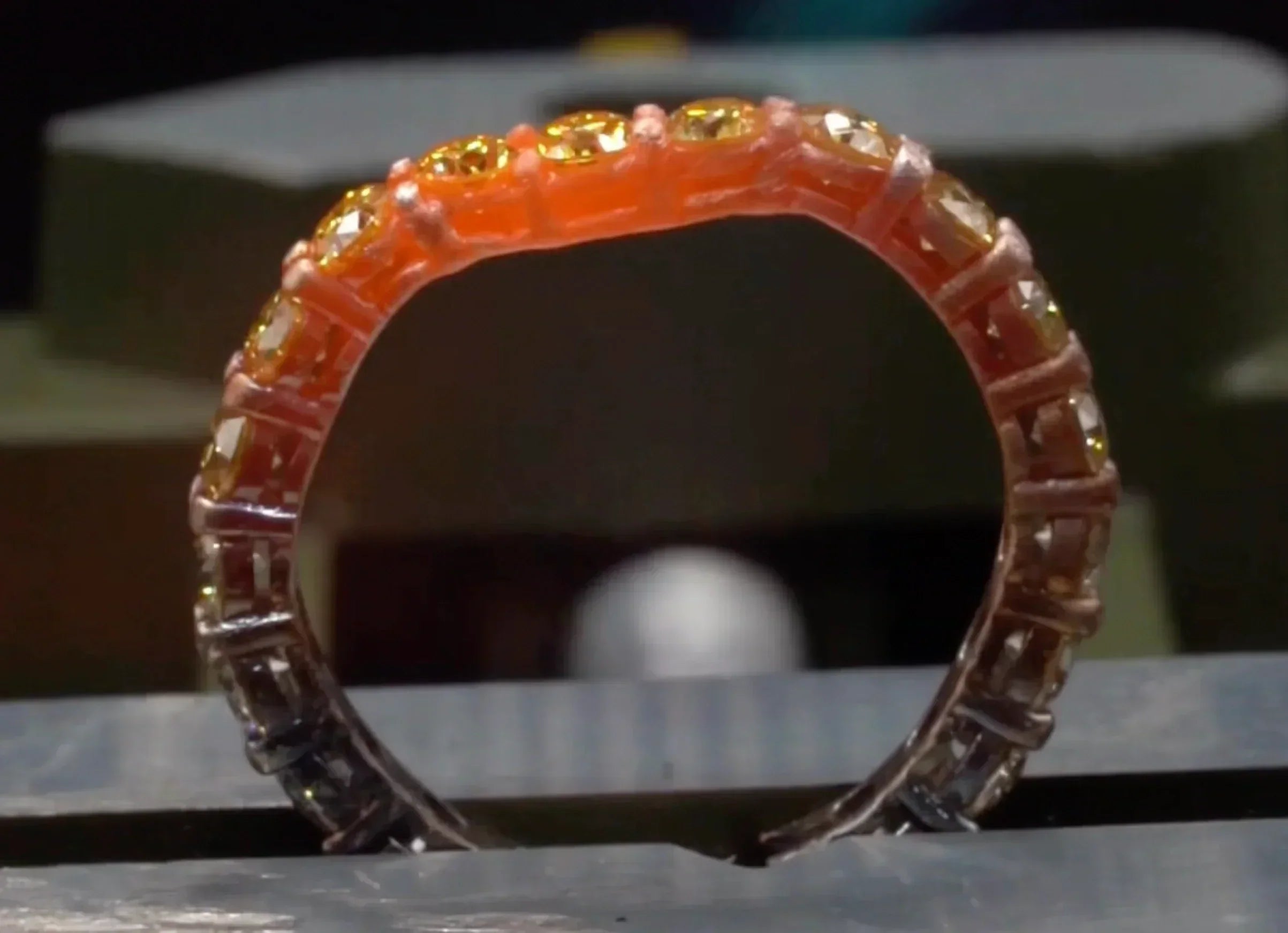 Moissanite Eternity Ring Härtetest mit Freuer, glühendes Sterling Silber und glühende Moissanite Steine