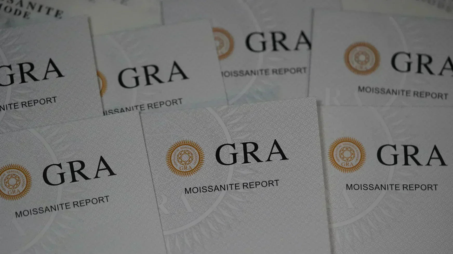 GRA Zertifikate für moissanite schmuck im Muster angeordnet