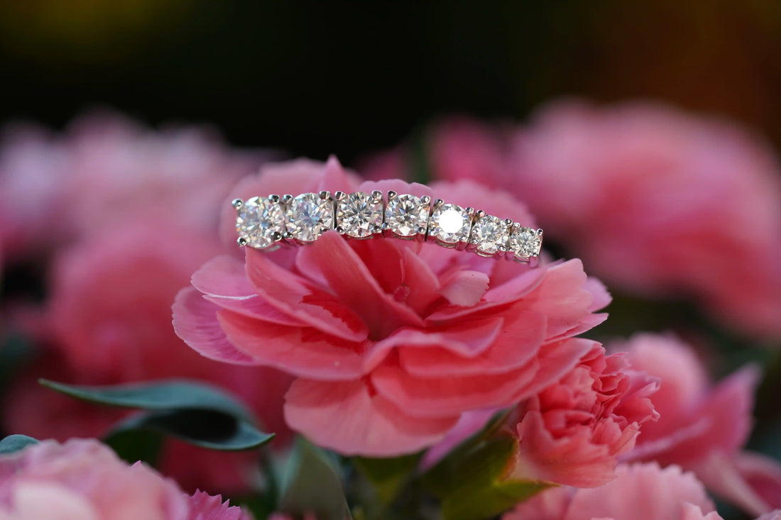 Moissanite Schmuck aus Silber im Brillant Schliff auf einer Blume