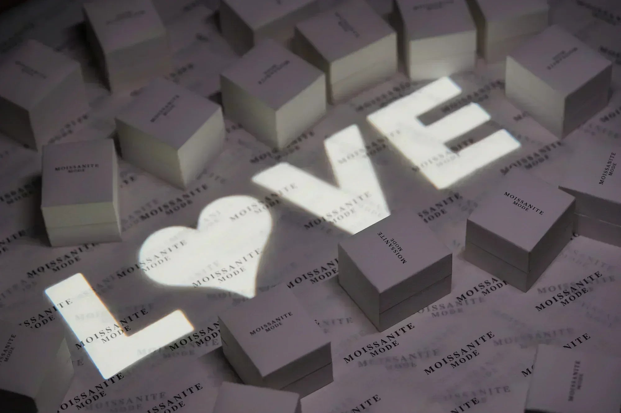 Love in Licht geschreiben auf Moissanite Mode Verpackung
