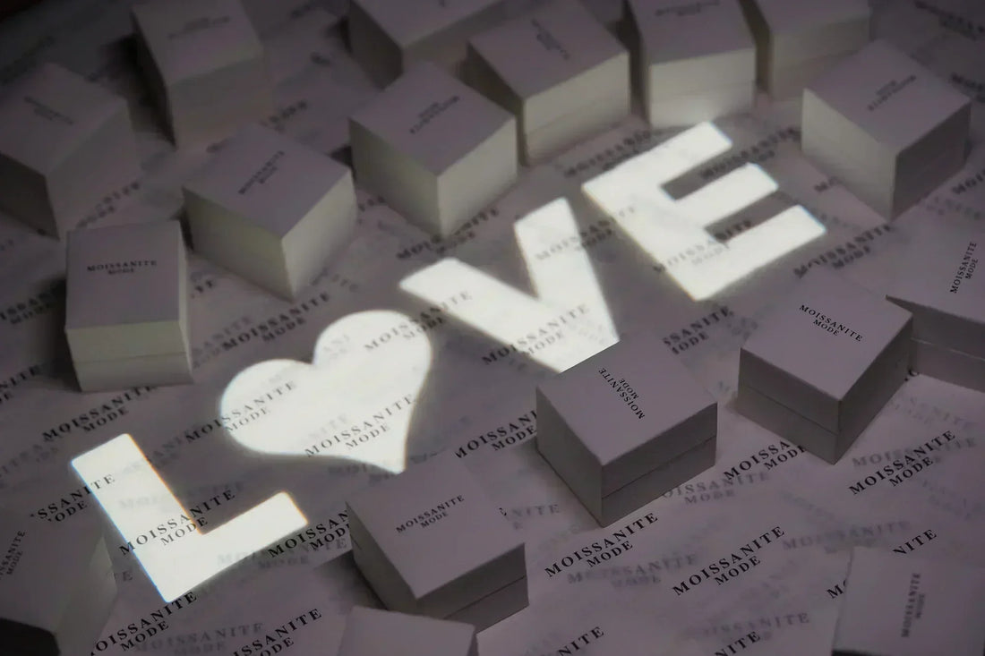 Love in Licht geschreiben auf Moissanite Mode Verpackung
