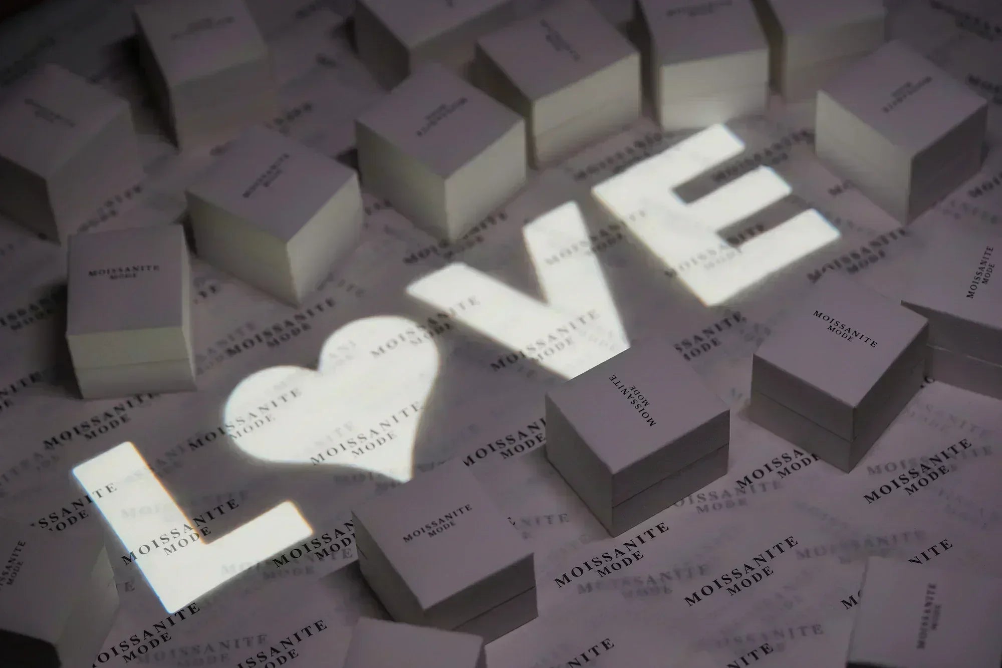 Love in Licht geschreiben auf Moissanite Mode Verpackung