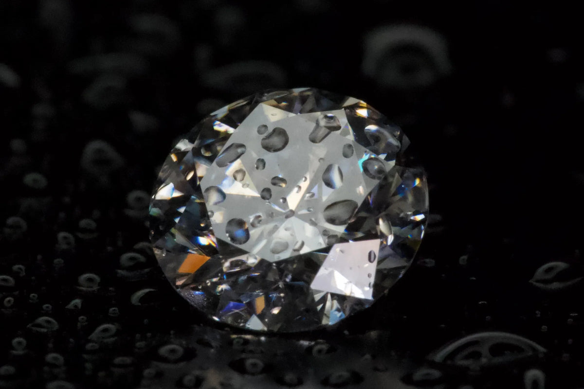Echte Fotos von Moissanite im Brillantschliff zeigen wie der Schliff im echten licht wirkt