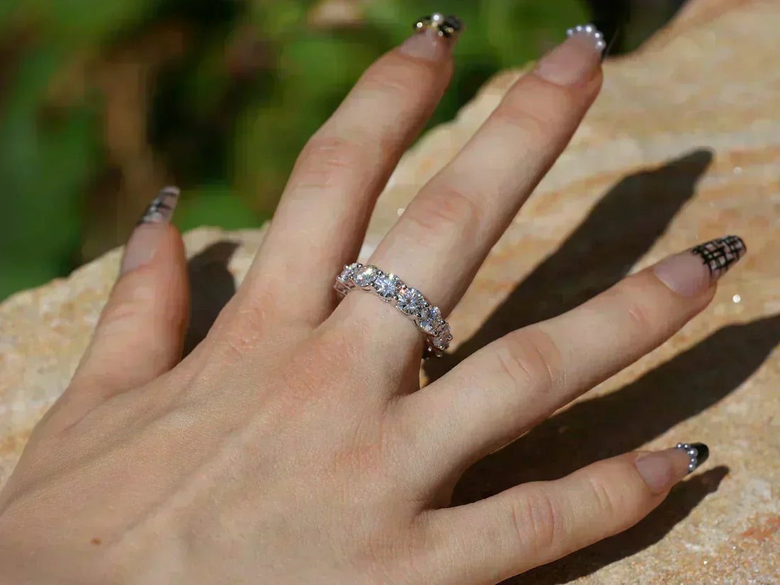 Moissanite Schmuck im Alltag – Ring getragen an Hand mit Diamant-ähnlichem Funkeln