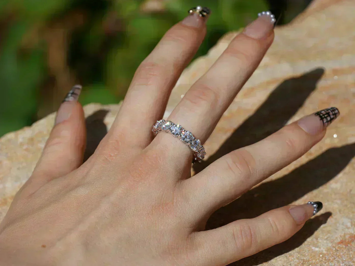 Moissanite Schmuck im Alltag – Ring getragen an Hand mit Diamant-ähnlichem Funkeln