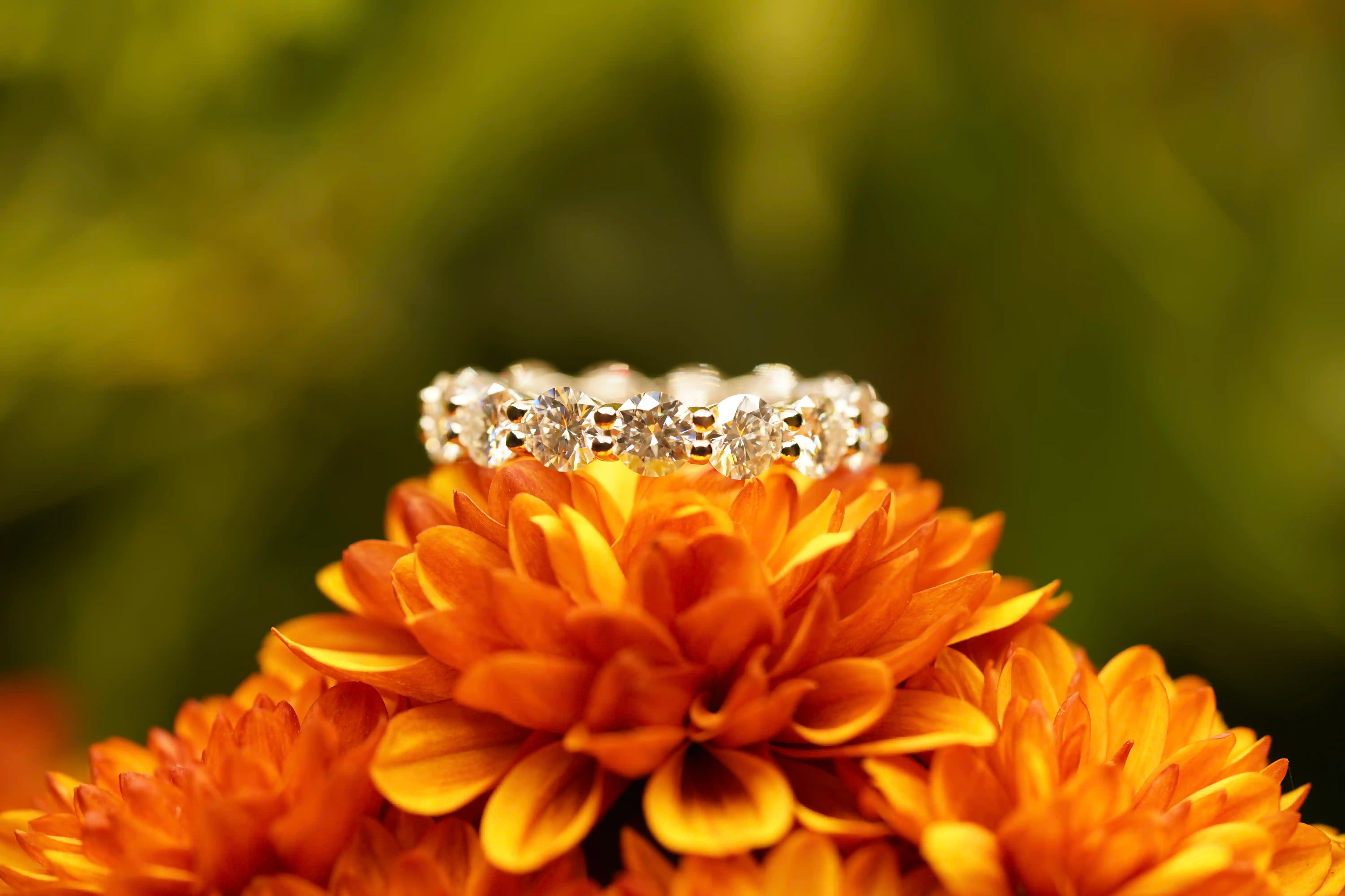 Moissanite Eternity Ring aus Silber auf feiner Blume, Detailaufnahme mit funkelnden Facetten
