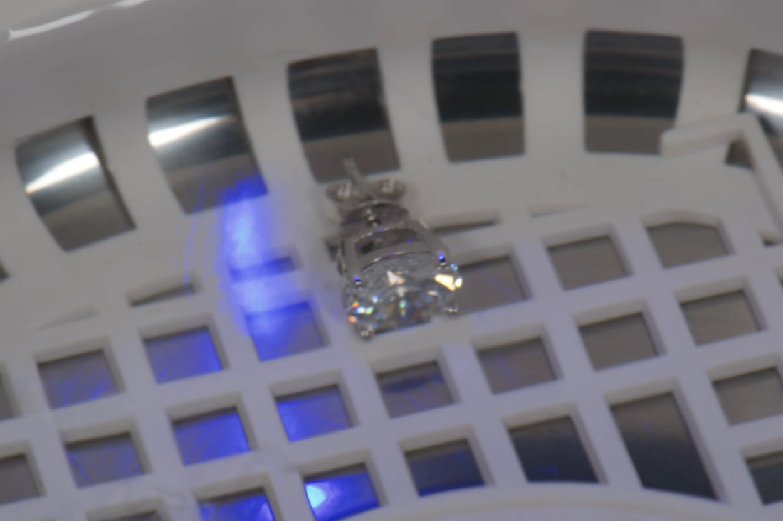 Schmuck im Ultraschallreinigungsgerät zur Reinigung
