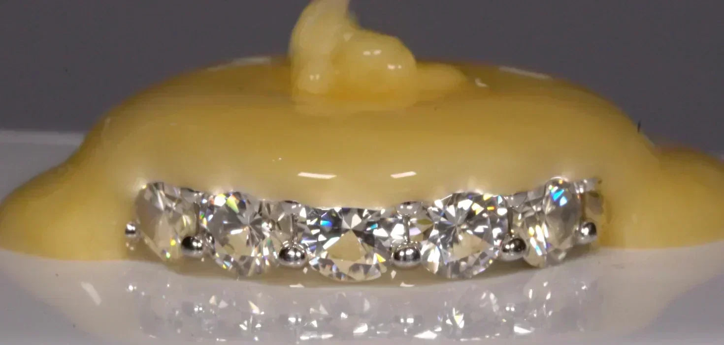 Seifenreste auf einem Moissanite Ring können den Stein vorübergehend matt wirken lassen