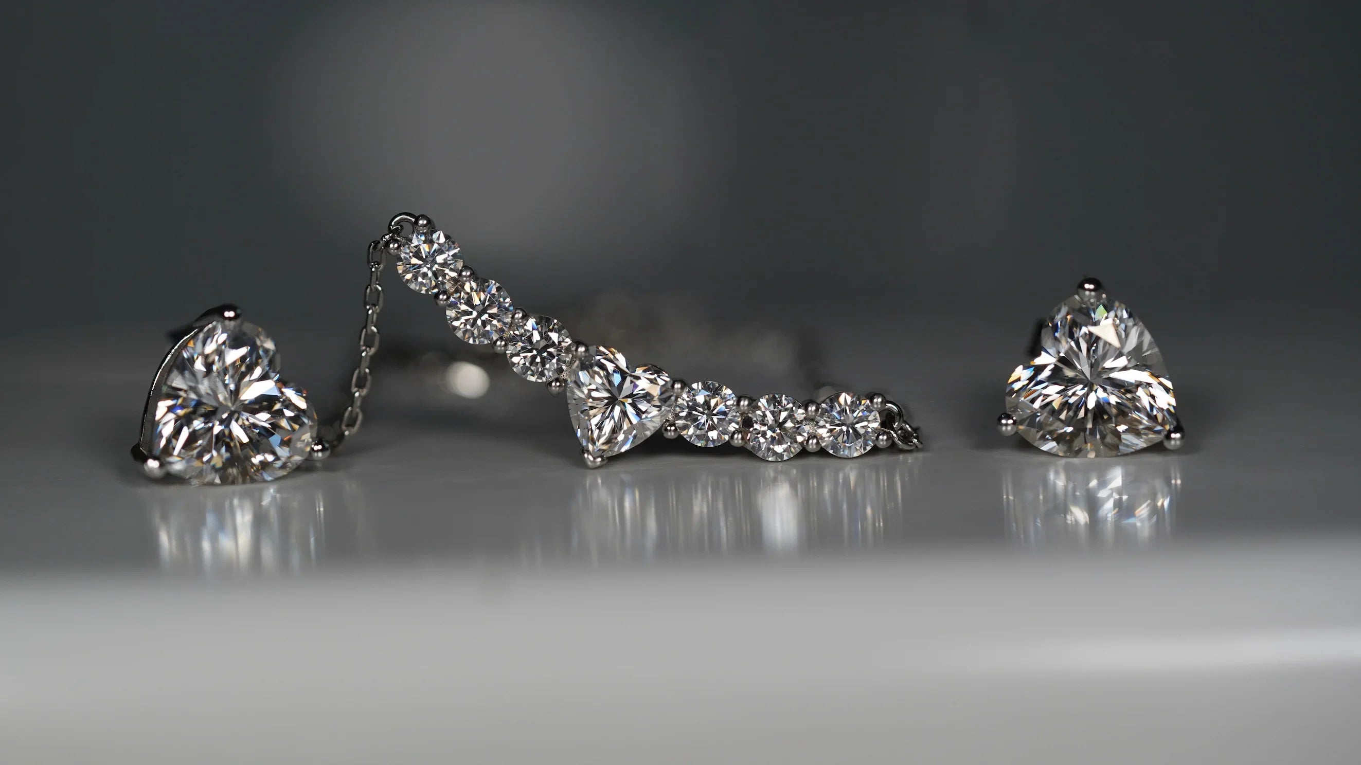 Klare Moissanite Ketten mit Anhänger aus Silber an Blumen gelehnt