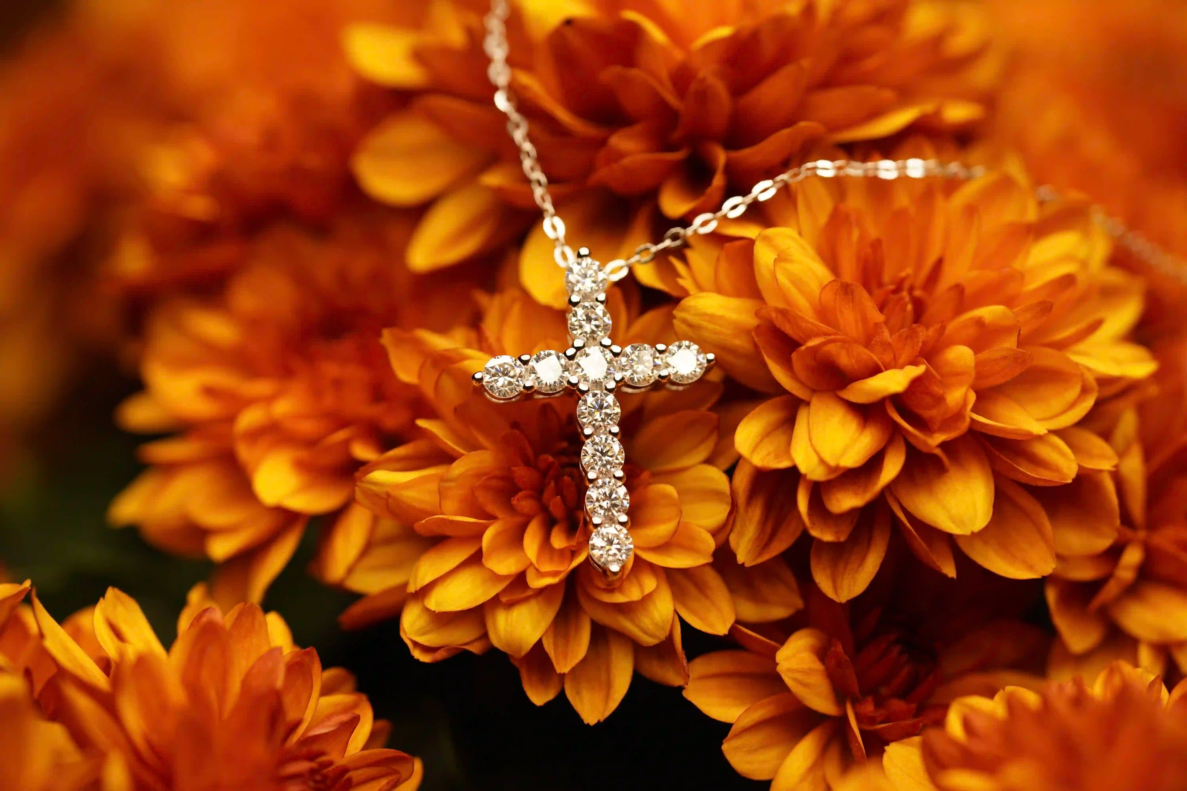 Edles Moissanite Kreuz mit 3 mm Steinen an feiner Silberkette – luxuriöser Moissanite Schmuck mit brillantem Glanz.