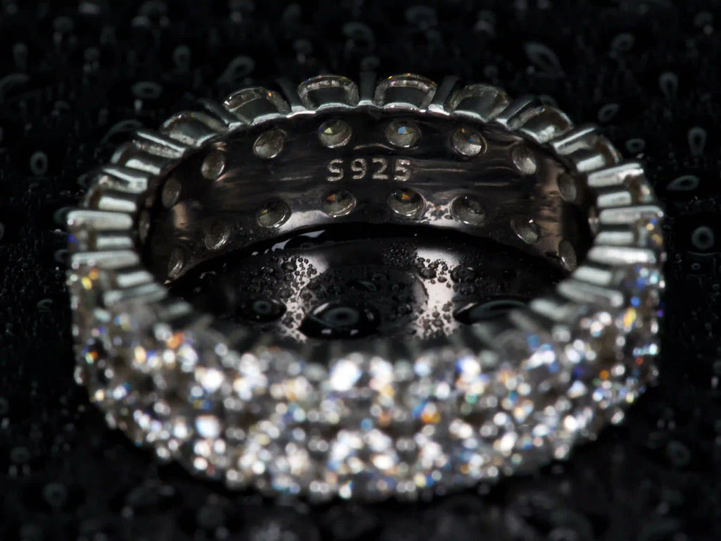 925 Silber Stempel auf Doppel Eternity Ring als Echtheitsnachweis, Makro Detailaufnahme, echte Fotos ohne KI