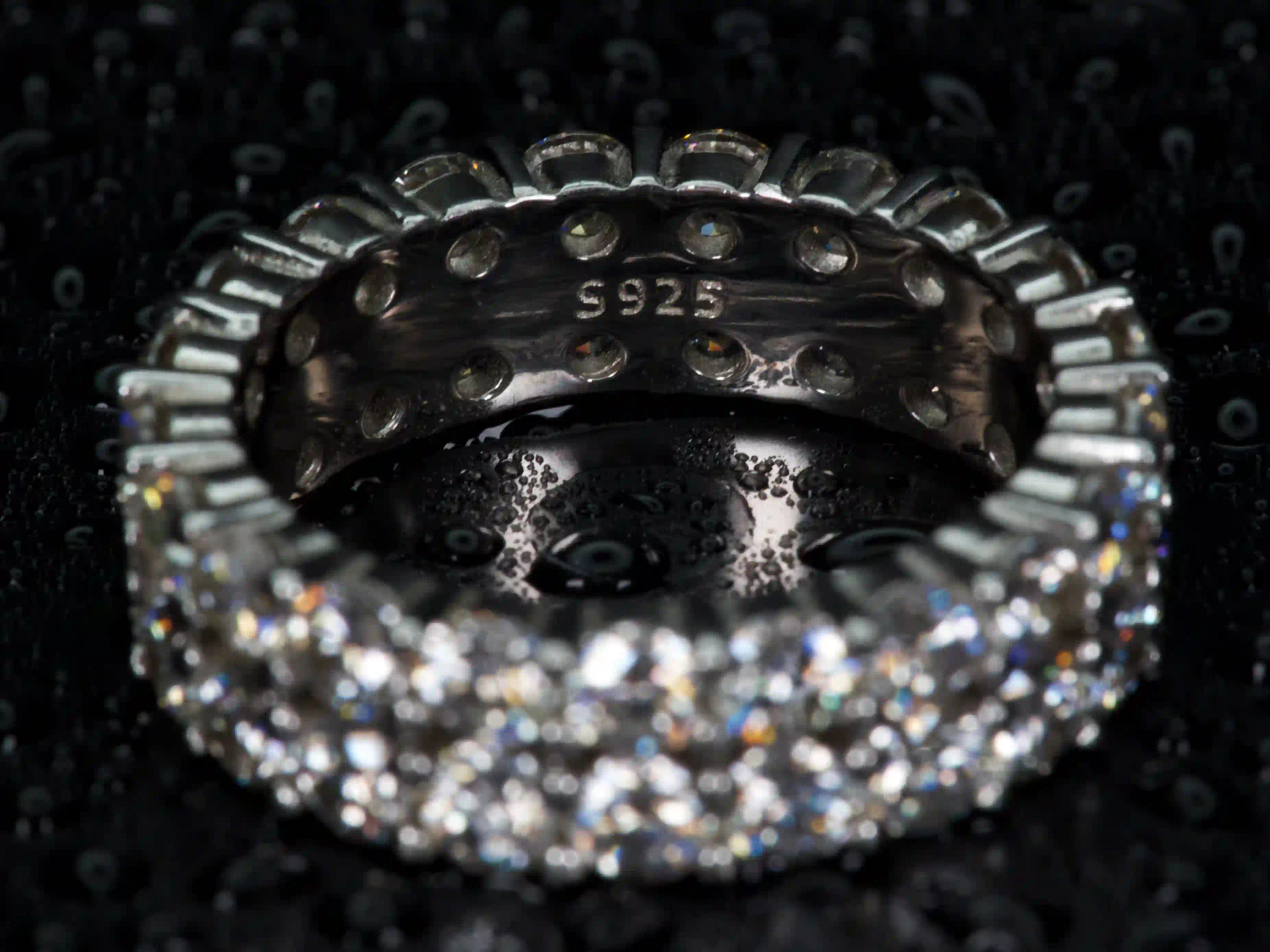 925 Silber Stempel auf Doppel Eternity Ring als Echtheitsnachweis, Makro Detailaufnahme, echte Fotos ohne KI